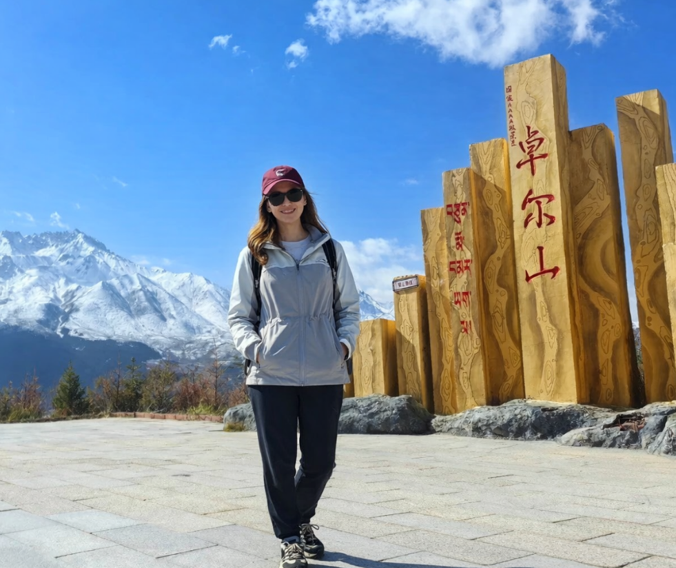Qilian Zhuoer Mountain: A Majestic Hike Through Alpine Meadows and Red Cliffs